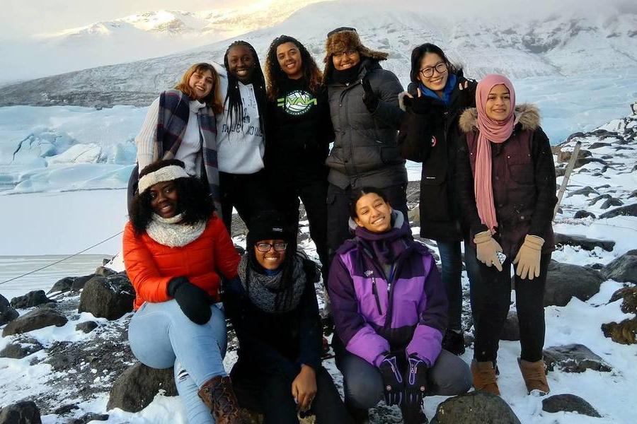 Students pose for group photo in a snowy landscape in 冰岛.